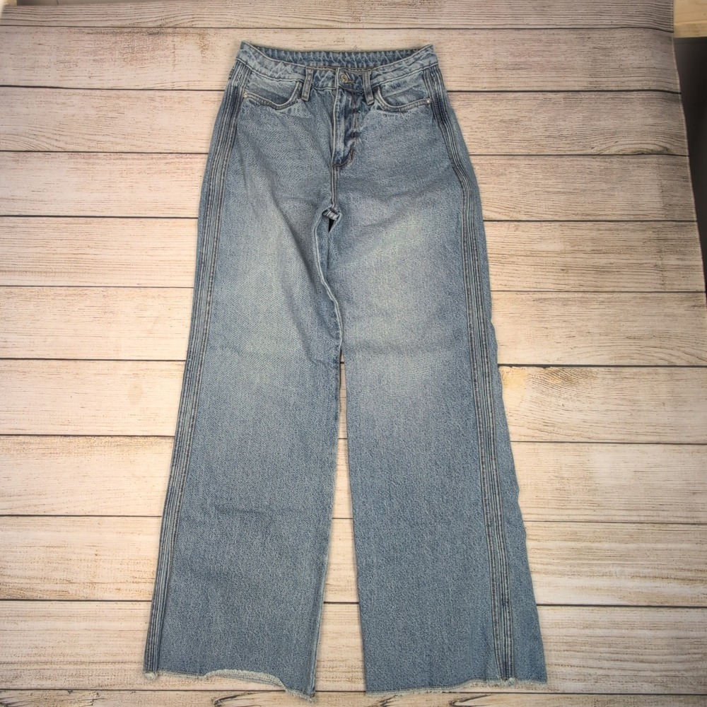 LOLA High Waisted Wide Leg Jeans Light Wash Raw Hem Size 6 unique seam